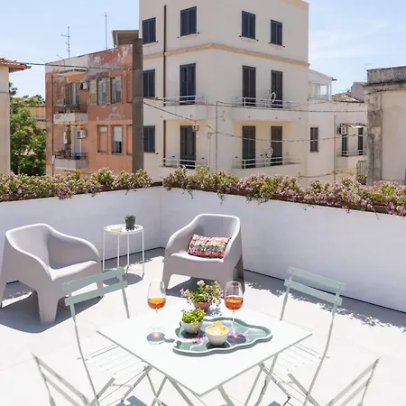Santa Lucia Charming With Terrace Apartment